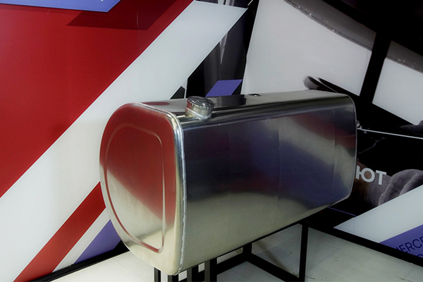 Обзор алюминиевых топливных баков на тягачи VOLVO и RENAULT 710*690